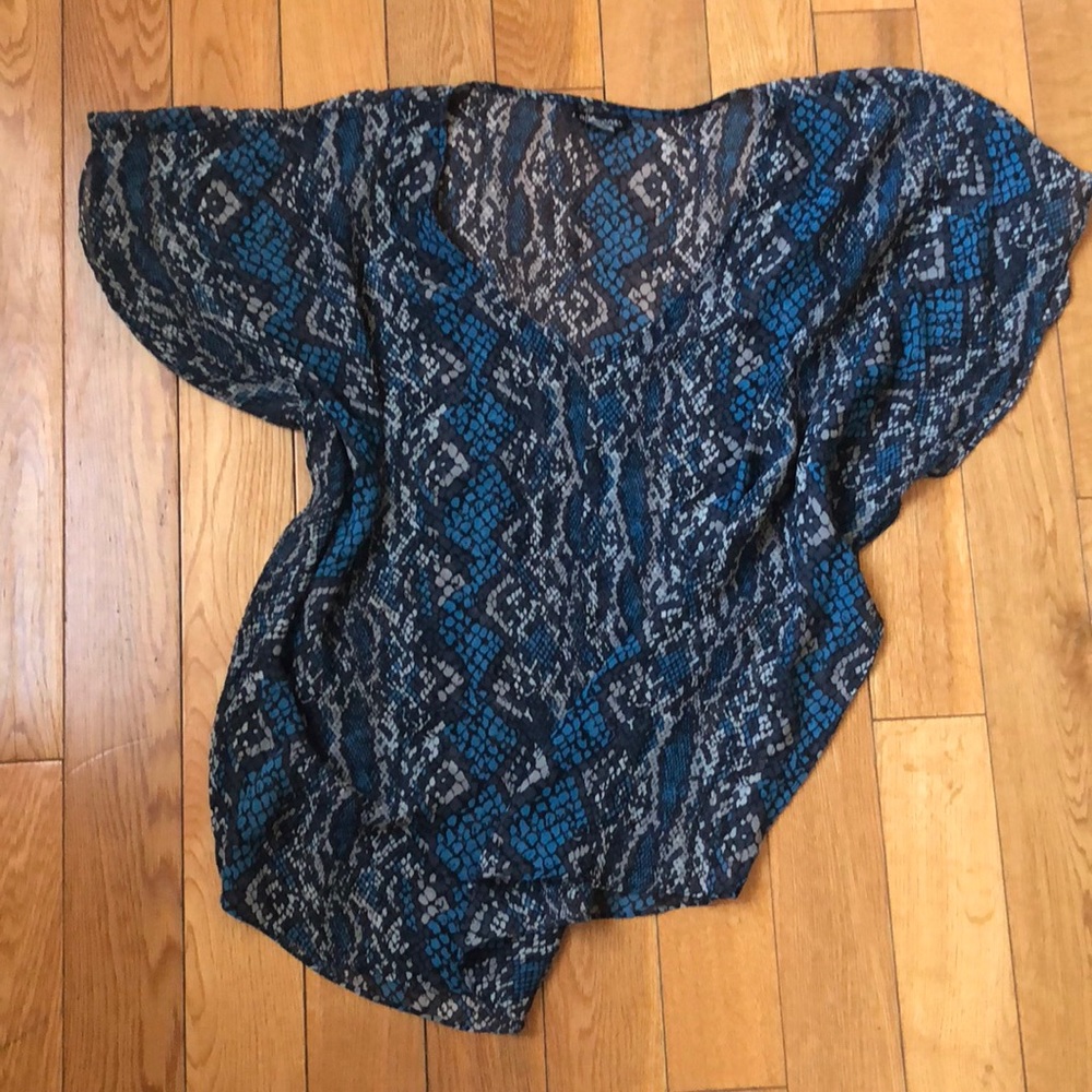 Lightweight silk snake print blouse! 🐍
